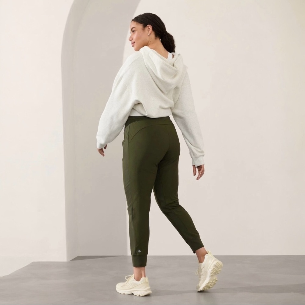 🌺ATHLETA HEADLANDS HYBRID TREK MID RISE OLIVE STRETCH JOGGERS - Picture 2 of 6
